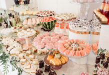 Servierplatten & Etageren: Hochzeitsgäste besonders stilvoll bewirten