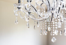 Der königliche Kronleuchter aus Kristall: Eine faszinierende Geschenkidee für das Hochzeitspaar